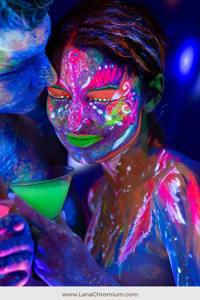 GLOWING PAINTED COUPLE  Body painting, Paint fight, Painting